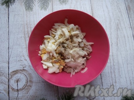 Заранее отварить яйца вкрутую (варим 8-10 минут после закипания). Замаринованный лук промыть водой, отжать. Добавить к мясу варёные яйца, нарезанные длинными кусочками, и маринованный лук.
