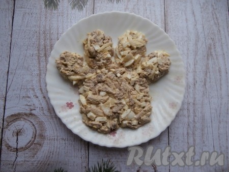 На плоскую тарелку выложить салат в виде лапы тигра.