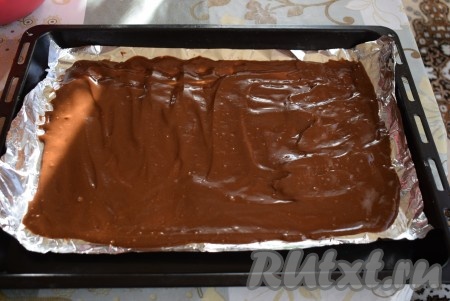 Фольгу с тестом аккуратно перекладываем на противень и отправляем в духовку, уже прогретую до 180 градусов.