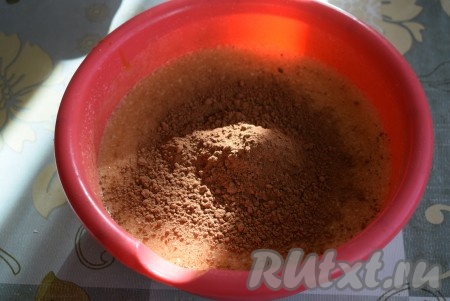 Всыпаем какао-порошок и перемешиваем до однородности.