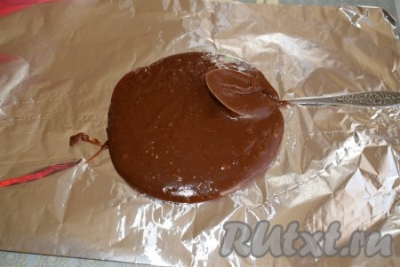 Выкладываем, примерно, 1/4 часть теста (у нас будет 4 больших коржа) на один лист фольги.