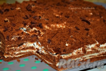 Даём торту пропитаться при комнатной температуре в течение 1 часа, а затем на 2-3 часа убираем медовик в холодильник.