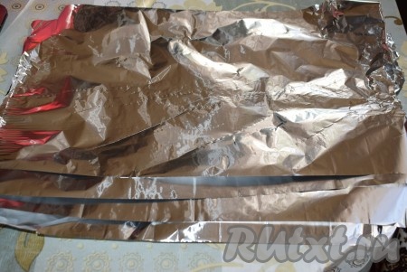Далее берём фольгу (или качественный пергамент) и отрываем листы длиной с противень, нам понадобится 4-5 листов фольги.