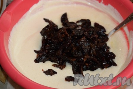 Чернослив нарезаем на полоски и выкладываем его к сметане с сахаром, перемешиваем. Наш сметанный крем готов. Пока все коржи выпекаются и остывают, держим крем в холодильнике.