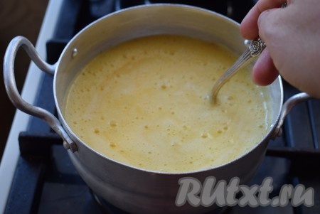 Варим медовую массу, постоянно помешивая, до золотистого цвета и образования пышной пены (на это потребуется минуты 3-4), как на фото.