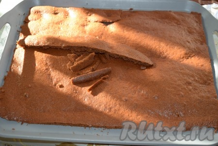 Для приготовления пропитки в кастрюльку насыпаем сахар, заливаем водой, перемешиваем и ставим на огонь. Доводим сироп до закипания и провариваем 2-3 минуты (до небольшого загустения), даём остыть и пропитка готова. Остывшие коржи подравниваем ножом до одинакового размера (я обрезаю по размеру подноса, на котором буду формировать и подавать торт).