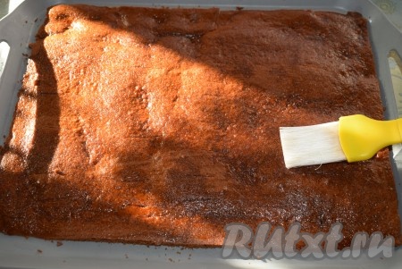 На поднос (или на другую удобную плоскую поверхность) выкладываем первый корж. Делаем на корже насечки ножом для того, чтобы торт лучше пропитывался кремом и при помощи кулинарной кисти смазываем наш корж пропиткой.