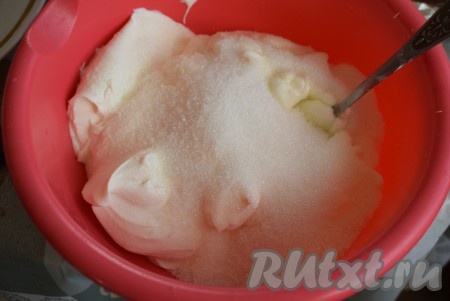 Пока коржи выпекаются, займёмся приготовлением крема, для этого сметану смешаем с сахаром и ванилином при помощи ложки до однородности.