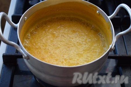 Затем убираем кастрюлю с огня и оставляем медовую массу остыть в течение 5-8 минут. В процессе остывания пенная шапка осядет и медовая масса уменьшится в размере.