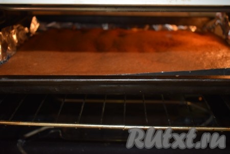 Выпекаем медовый корж в течение 8-10 минут (ориентируйтесь по своей духовке).