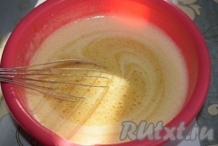 В пышную смесь яиц и сахара вливаем струйкой тёплую медовую массу, хорошо перемешивая венчиком.