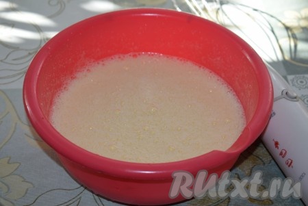 Миксером взбиваем в миске яйца с сахаром до образования пышной, светлой массы (на взбивание потребуется минут 5-7).