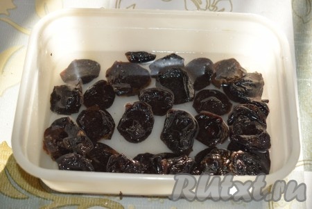 Чернослив предварительно замачиваем в тёплой воде на 30 минут, затем воду сливаем. Чернослив промываем, раскладываем на бумажном полотенце и даём обсохнуть.