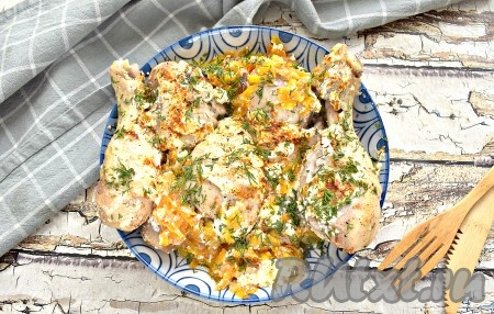 Вкусные, сочные, ароматные тушёные куриные голени достаём из мультиварки и подаём к столу, дополнив любимым гарниром. По желанию, можно посыпать ножки свежей мелко нарезанной зеленью.