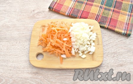 Очищаем морковку и лук. Морковь натираем на тёрке, а лук нарезаем на небольшие кусочки.