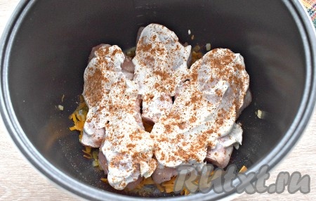 Сверху посыпаем приправой для приготовления блюд из курицы.