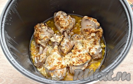 Мультиварку закрываем крышкой. Меняем режим «Жарка» на «Тушение». Время устанавливаем на 1 час. Готовим до звукового сигнала.