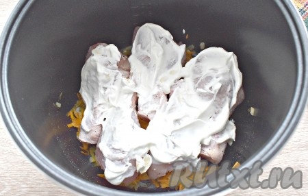 Куриные голени покрываем сметаной.