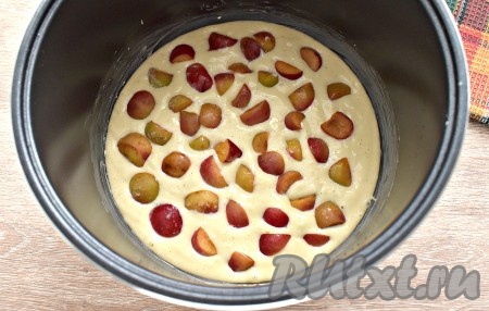 Если используете свежие яблоки, удалите из них семена и нарежьте на небольшие дольки. У меня была заготовка из замороженных яблок. Поверх теста раскладываем дольки яблок, слегка вдавливая их в тесто.