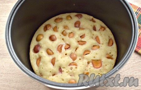 Мультиварку закрываем крышкой. Включаем режим «Выпечка» на 1 час (я готовила в мультиварке Redmond).