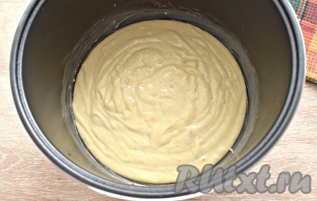 Смазываем съёмную чашу мультиварки сливочным маслом и выкладываем в неё тесто.