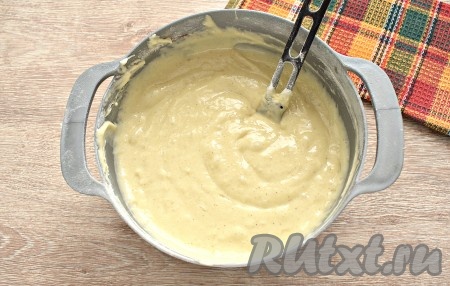 Не торопясь, перемешиваем до получения в меру вязкого теста.