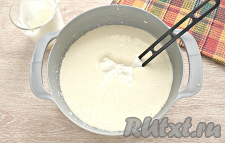 Далее в содержимое миски добавляем сметану и перемешиваем ложкой до однородности.