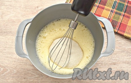 В получившуюся яичную массу всыпаем сахар. Продолжаем взбивать ингредиенты в течение ещё 3-4 минут. Нужно, чтобы сахар растворился в процессе взбивания. Теперь миксер можно отложить.