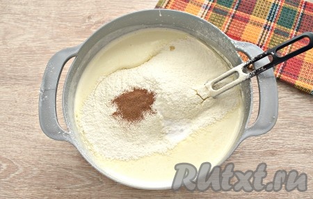 В смесь, которая получилась, просеиваем муку, всыпаем соду и корицу.