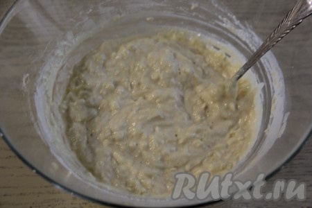 Добавляя муку, обязательно учитывайте, что кабачковое тесто должно получиться в меру густым, похожим на тесто для оладий. В зависимости от сочности кабачков, величины яиц, качества муки и жирности молока, может потребоваться больше или меньше муки, поэтому важно ориентироваться не на количество муки, указанное в ингредиентах, а на густоту замешиваемого теста.