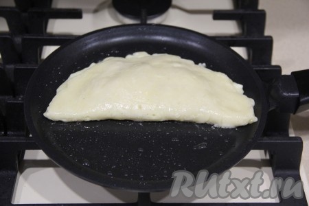 Сразу накрыть начинку второй половиной блина, придавая форму полумесяца. Так как на поверхности блина ещё сырое тесто, оно хорошо скрепит края кабачкового чебурека.