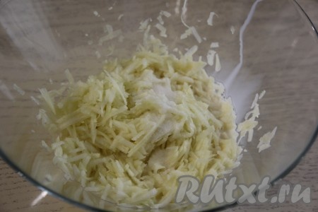 С кабачка предварительно снять шкурку, если семечки крупные - удалите их. 500 грамм подготовленных кабачков натереть на средней тёрке, выложить в глубокую миску. Сок отжимать не нужно. Добавить к кабачковой массе соль и молоко.