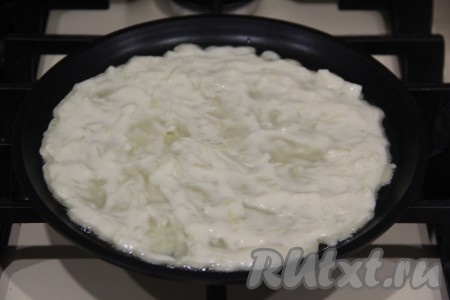 Сковороду смазать растительным маслом, разогреть, выложить несколько столовых ложек кабачкового теста. Равномерно распределить тесто по поверхности сковороды и начать жарить блин на среднем огне.