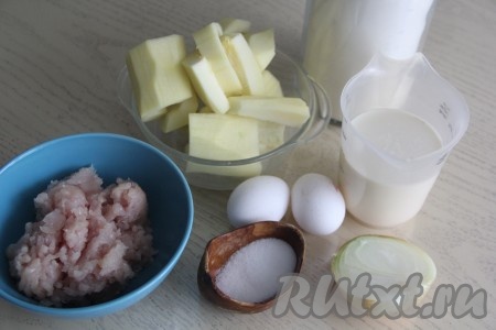 Подготовить продукты для приготовления чебуреков из кабачков с фаршем на сковороде. Кусочки мяса (я взяла куриное филе) вымыть, обсушить, пропустить через мясорубку. Получившийся фарш посолить, приправить специями (в качестве специй я использовала чёрный молотый перец). 