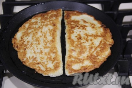 Жарить чебурек из кабачков с фаршем с двух сторон до золотистого цвета. Для ускорения процесса после придания чебурекам формы я обжаривала их до золотистости на второй сковороде.