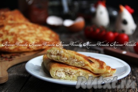 Эти необычные чебуреки к столу нужно подавать в горячем виде. Сочетание теста из кабачков и фарша - очень удачное, поэтому блюдо получается нежным и очень вкусным. Такие чебуреки всегда вносят приятное разнообразие в меню!