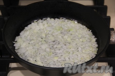Вначале подготовим начинку для кабачковых чебуреков, для этого очищенную и мелко нарезанную луковицу нужно выложить на сковороду, хорошо прогретую с растительным маслом. Обжарить лук на среднем огне, помешивая, до золотистого цвета.