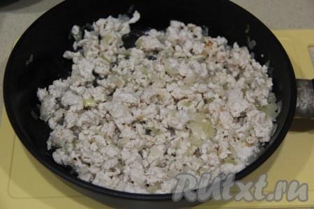 Обжарить фарш с луком, разбивая комочки мяса и перемешивая, до побеления мяса. Я обжаривала куриный фарш, примерно, 12 минут, если будете использовать фарш из свинины или говядины, тогда обжаривайте минут 15-20. В конце обжаривания, если нужно, досолить, перемешать, снять с огня и дать начинке для чебуреков немного остыть.&nbsp;