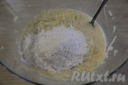 Всыпать частями муку, каждый раз перемешивая кабачковое тесто до однородности ложкой (или лопаткой).