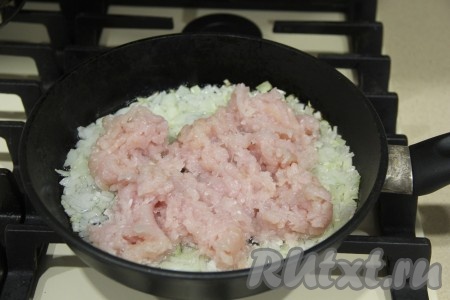 К обжаренному луку выложить мясной фарш.
