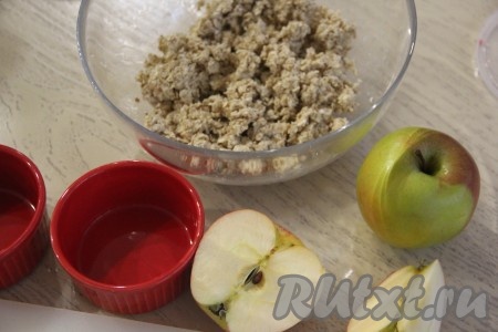 Перетереть масло с хлопьями и сахаром с помощью вилки в крошку. Яблоки вымыть, очистить от кожуры и сердцевинки. 