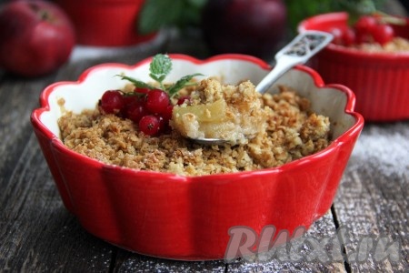 Яблочный крамбл, приготовленный с овсяными хлопьями, к столу подавать горячим, по желанию, украсив свежими ягодами или дополнив мороженым. И вкусно, и полезно, попробуйте!