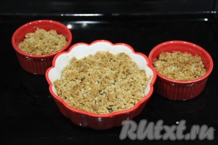 Поставить формочки в разогретую до 200 градусов духовку и готовить крамбл из яблок и овсяных хлопьев, примерно, 30 минут (до слегка золотистого цвета). 