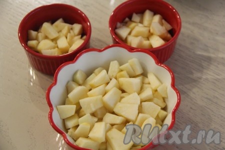 Готовить яблочно-овсяный крамбл можно в одной форме или в нескольких формочках. Я выпекала в керамическая формочках. Форму (или формочки) можно немного смазать маслом. На дно формочек выложить яблоки. 