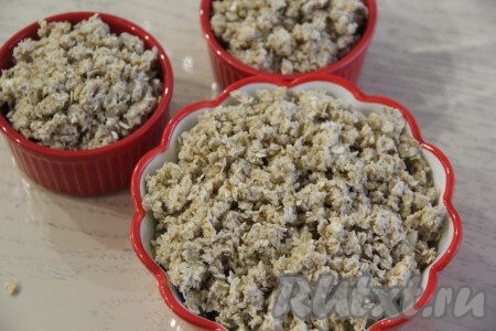 Присыпать яблоки корицей, а затем выложить овсяную крошку. Утрамбовывать крошку не нужно!