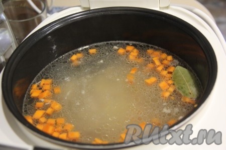 Как только бульон с овощами закипит, добавить мясо и лавровый лист. 