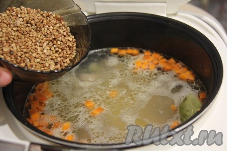 Всыпать промытую гречку. 