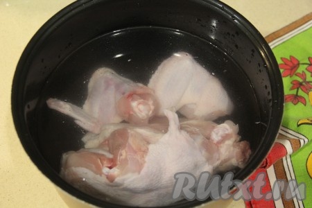 Куски курицы (можно взять любые части курочки, например, грудку или окорочка) выложить в чашу мультиварки, затем влить воду (я влила 3 литра воды), крышку мультиварки закрыть, выставить режим "Тушение" на 1 час. 