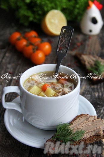 После сигнала мультиварки разлить очень вкусный, аппетитный гречневый суп с курицей по тарелкам и подать к столу.