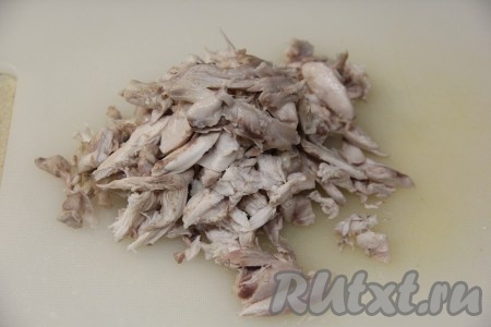 Через час достать курицу и отделить мясо от костей и кожи. 